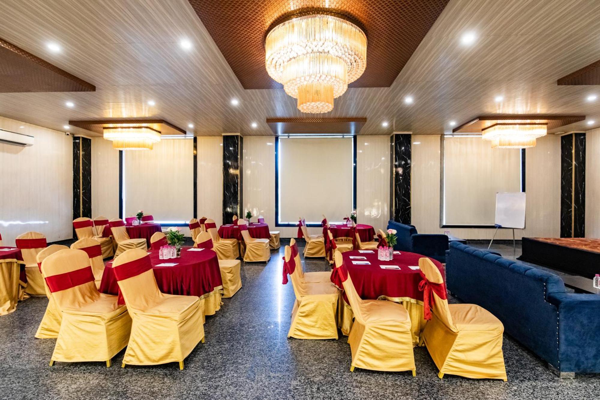 Foxoso Fiori Hotel Jaipur Buitenkant foto